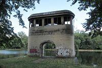 Jeden z pilířů starého Labského jezu