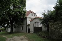 Statek u kostela nezbourali