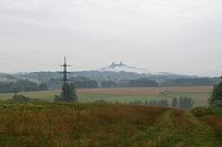 Z vyhlídky u Mladějovic vidíme Trosky