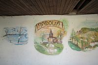 Hezky vyzdobený vnitřek autobusové zastávky