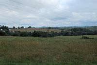 Vlevo na kopečku je Vyskeř. Než jsem vytáhla foťák, sluníčko ho přestalo nascvěcovat