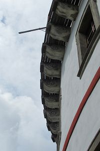 Zdola se dívám na původní pískovcové krakorce, které drží ochoz