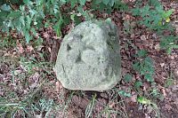 Co znamená ten znak na kameni na cestě ke kapli?