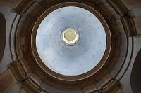 V kapli pohled do lucerny s okénky