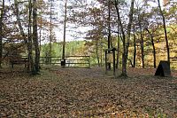 Lavička a vyhlídka u Hromnického jezírka