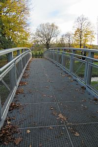 Přes lávku přecházíme k nádraží