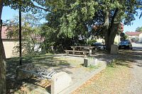 Už jsme u auta. Jsou tu připraveni i pro cyklisty