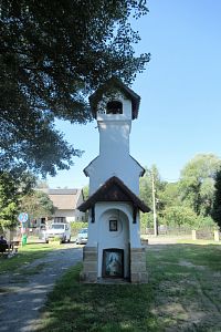 Kaplička je zajímavá i z druhé strany