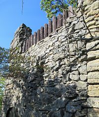 Pbcházíme hrad na druhou stranu