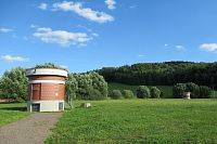 V popředí vrt minerální vody Běla, v pozadí vrt minerální vody Jan