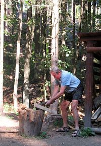 Otovi je zima, zkouší se prací zahřát