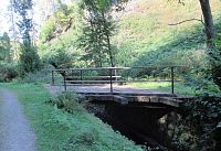 Přes lávku odbočujeme