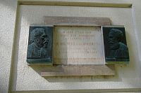 Rezek - na lázeňské budově je vzpomínka na M. Tyrše a J. Nerudu