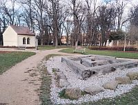 V parku U Plzeňské brány - bývalá márnice a lavičky (bludiště)