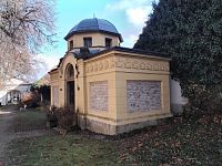 V parku U Plzeňské brány - Fitzova hrobka