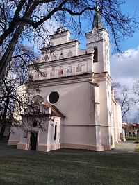 V parku U Plzeňské brány - kostel Nejsvětější Trojice