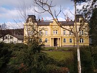 Hirschova vila - vlevo je vidět areál Hirschových železáren