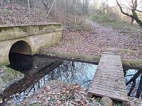 Jeden z přítoků do vodní nádrže Klabava teče pod dálnicí