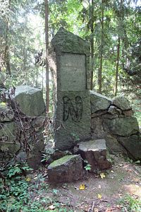 Rudoltice - kamenná mohyla v bývalém zámeckém parku