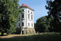 Poslední pohled na jedinou věž Nového zámku