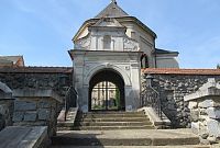 Tatenice - vstupní brána do kostela sv. Jana Křtitele