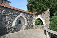 Tatenice -před kostelem je upravený prostor s pomníkem padlých z 1. světové války