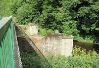 Původní most zúžili - jsou vidět původní pilíře