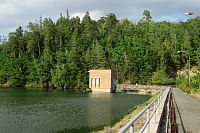 Nemile - hráz přehradní nádrže Nemilka