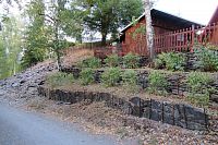 Z břidlice mají dělané na zahradě terasy