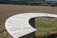 Velká Polom - půlkruhové desky na vyhlídce