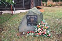 Památník u kostela