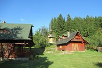 Okolí penzionu - kaplička je na soukromém pozemku