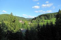 Z terasy hotelu Vyhlídka jsou vidět apartmány Razula