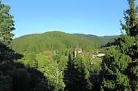 Pohled na apartmány Razula z cesty domů