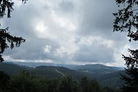 Vycházíme z lesa, zataženo je pěkně