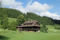 I ty chalupy jsou do krajiny krásně zasazené