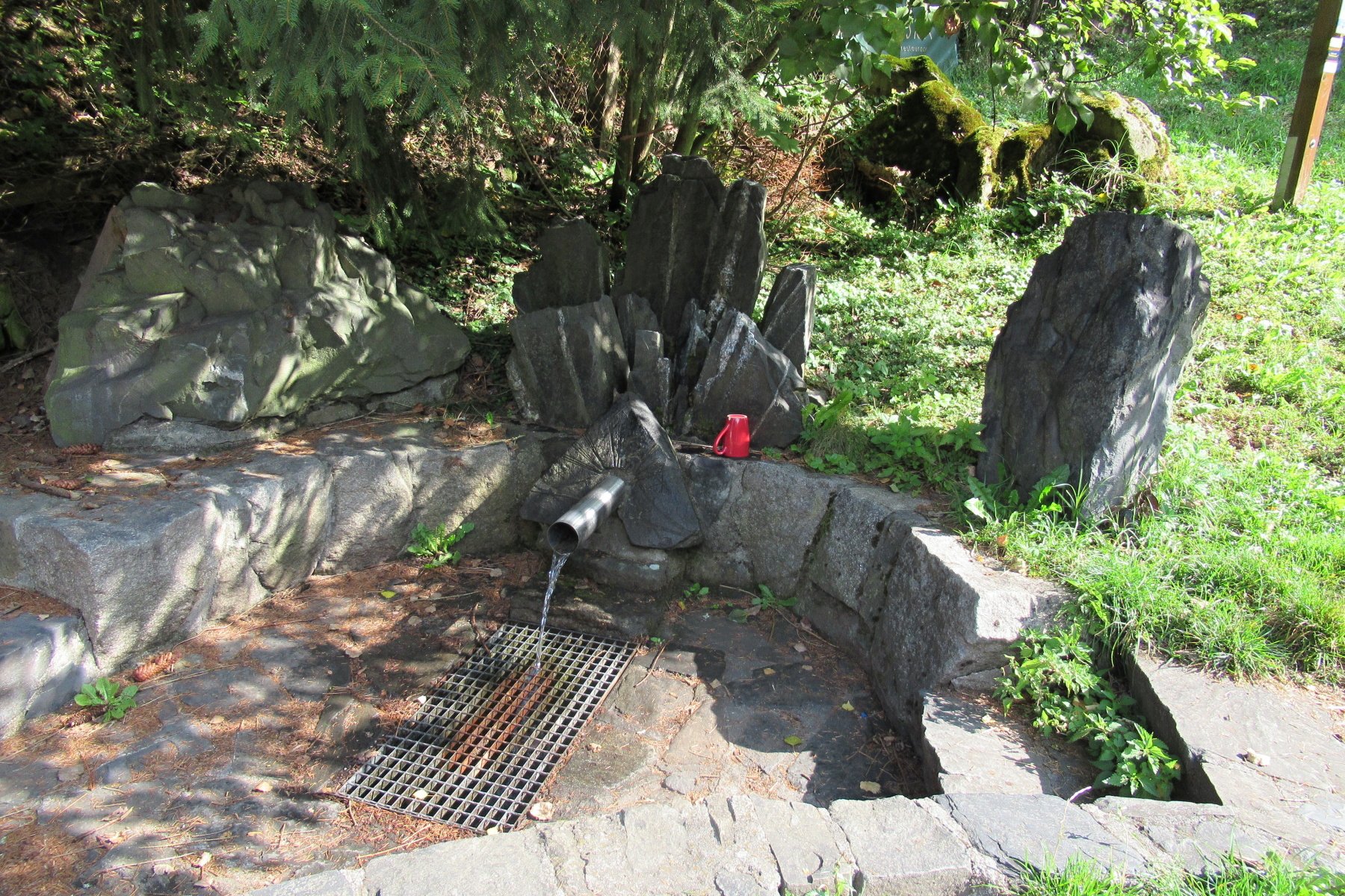 Javorníky - 5. den - Velké Karlovice: studánka Babská, pramen Uzgruň; okruh 7 km: Uzgruň - Pod Dupačkou - Záblatkový pramen - Milanova studánka - golfové hřiště - Kulíškova NS - hotel Horal - Uzgruň