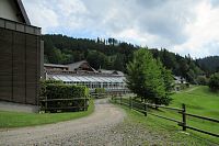 Další vjezd do areálu - vlevo je vnitřní bazén, vpravo golfové hřiště