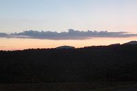 Při západu slunce vidíme kopec Doubravu s rozhlednou