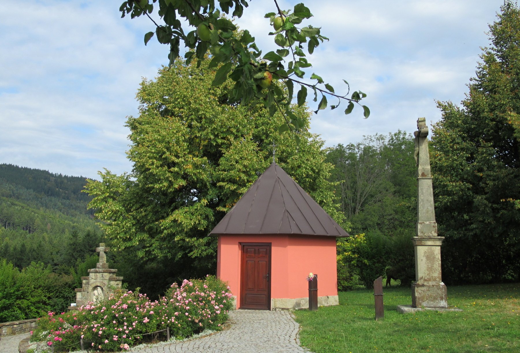 Z Javorníků přes Přerov domů - 2. den: Vysoké Pole - vodní kaple, studánka a Cesta zdraví, rozhledna Vysoké Pole; Vsetín - pivovar Valášek; Oznice - rozhledna Oznička; Valašské Meziříčí - pivovar Holendr