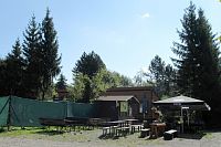 Na Tesáku - vlevo oplocené místo bývalé chaty,  kiosek a posezení