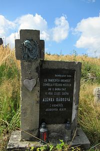 Pomník Alence Bábkové mezi třemi kameny