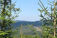 Na obzoru vidíme rozhlednu Kelčský Javorník