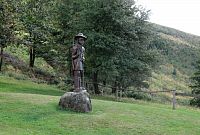 Socha Portáše u chaty