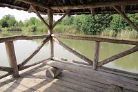 Dřevěný altán na rybníčku
