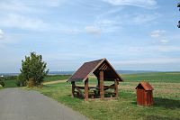 Další možnost odpočinku je kousek před rozhlednou