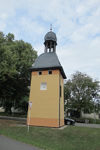 Kaple se zvoničkou na návsi