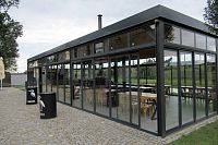 Pivovar Štulbach - prosklená budova mezi pivovarem a vodními plochami