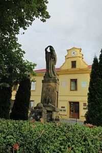 Horní Moštěnice - pomník obětem 1. a 2. světové války před zámkem