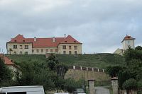 Vlevo je Horní zámek a vpravo Dolní zámek